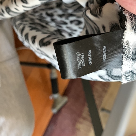 Torrid Size 6. Button front cap sleeve challis - Picture 10 of 10